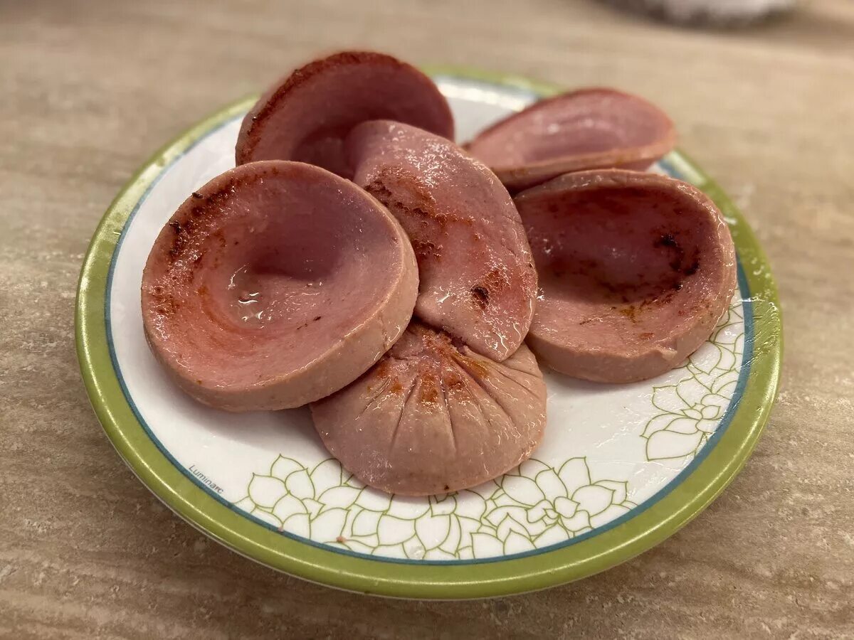 жареная колбаса рецепт. жареные сардельки. мегрельские купаты. колбаса украинская. жареные сардельки на сковороде.