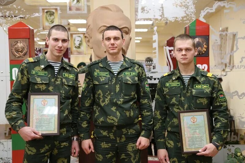 Военнослужащие увольняются с военной службы. Уволенные в запас военнослужащие срочной. Солдаты в армии. Уволенные в запас военнослужащие срочной. Уволенные в запас военнослужащие срочной.