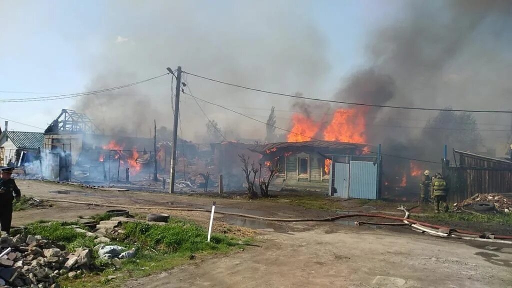 Пожар Омск 05.06.2022. Пожар в Омске 2021. Пожар в триумфе Омск. Пожар Омск 2022. В омской области сгорели