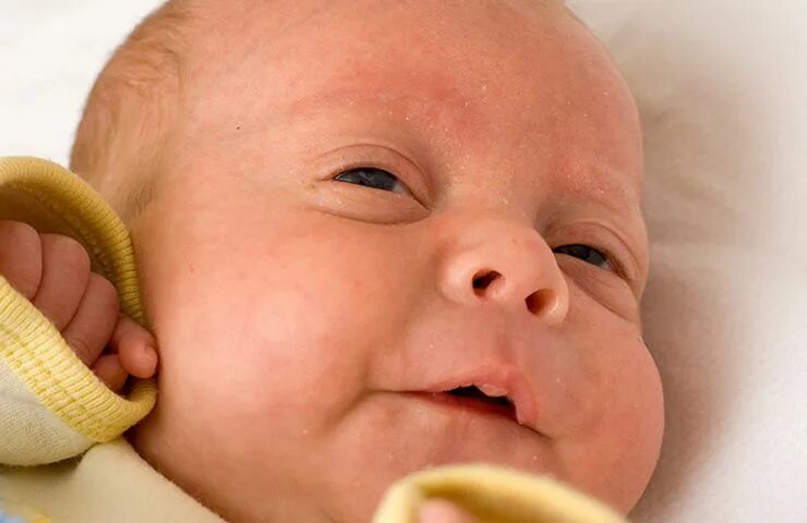 Почему у новорожденного глазки. Новорождённые дети с открытыми глазами. Новорождённый с открытыми глазками. Новорожденный ребенок с открытым ртом.