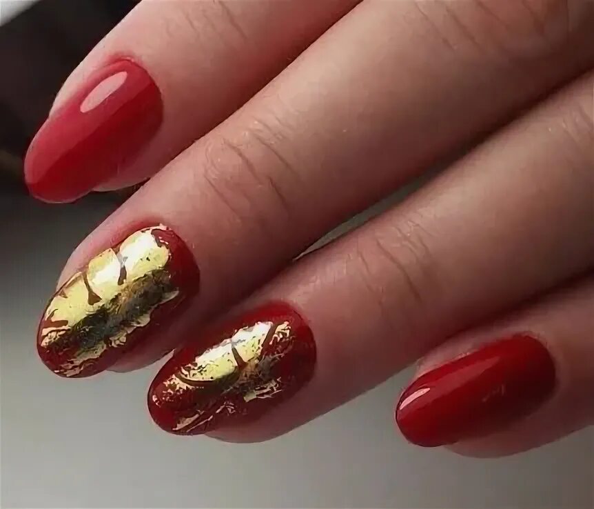 Красный маникюр с золотой фольгой фото Strazi-Nail.ru