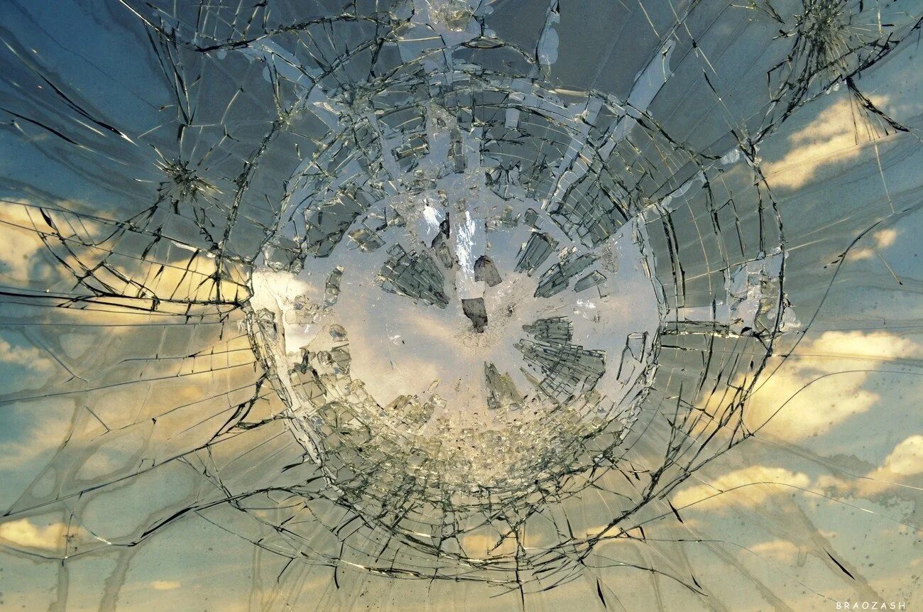Разбитое стекло. Разбитое зеркало. Разбитое зеркало арт. Разбитые отражения фф