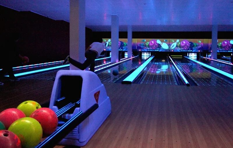 Эмоджи холл боулинг. Горка холл ярославль. Холл боулинга дизайн. Эмоджи холл боулинг. Горка холл ярославль боулинг.