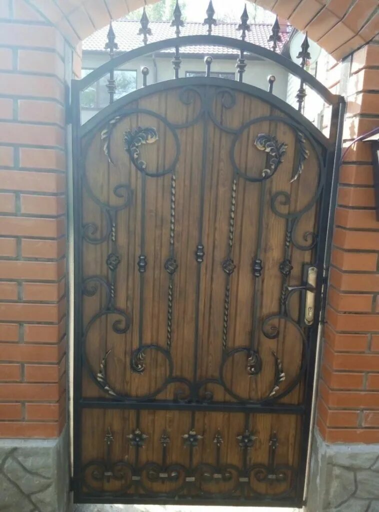 Сделать калитку из металла. Калитка сварная оптима. Калитка металлическая с деревом. Ворота 2700 на 1800 со встроенной калиткой. Калитка из профильтрубы.