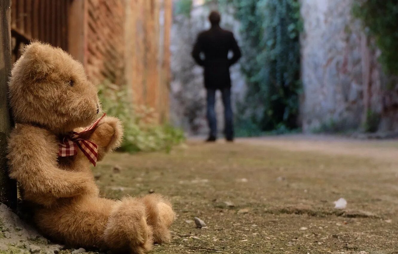 Красивый плюшевый мишка. Милые плюшевые мишки. Девушка с игрушкой обиженная. Ребенок обнимает плюшевого медведя. Мишка с зайчиком.