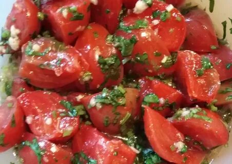 Малосольные помидоры дольками с чесноком