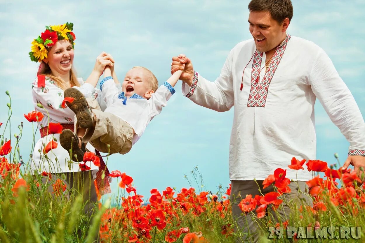 Роль семьи в воспитании патриотизма. Любовь к родине в семье. Любовь к родине начинается с семьи. Счастливая семья на природе. Любовь к родине в семье.
