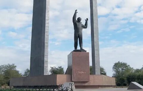 Памятник юрию гагарину оренбург