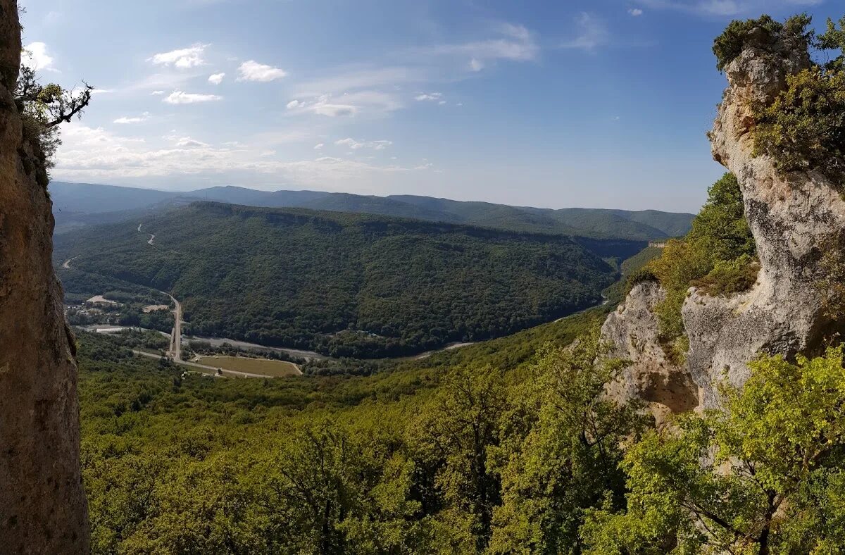 Хаджох адыгея. Каменномостский адыгея достопримечательности. Скалистый хаджох. Парк хаджох адыгея сайт. Адыгея хаджох турбаза.