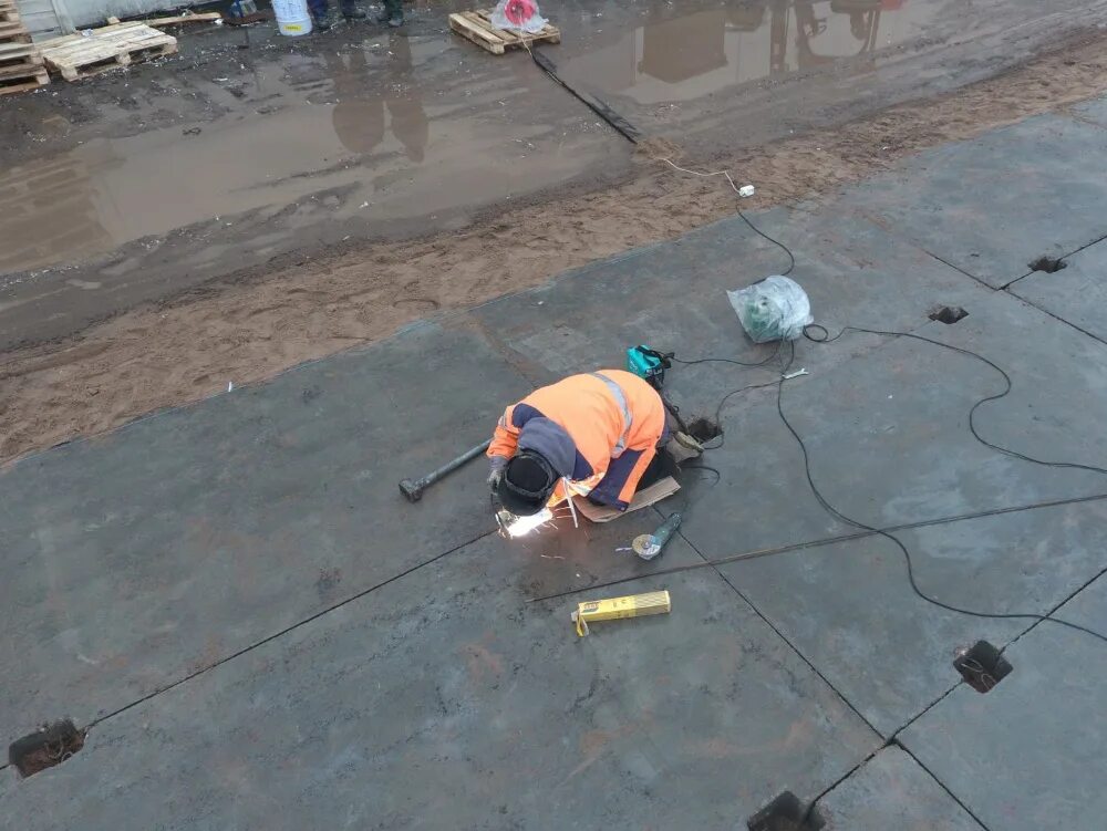 Технология укладки плит. Укладка брусчатки. Плиты перекрытия пб монтаж. Укладчик дорожных плит. Монтаж дорожных плит технология.