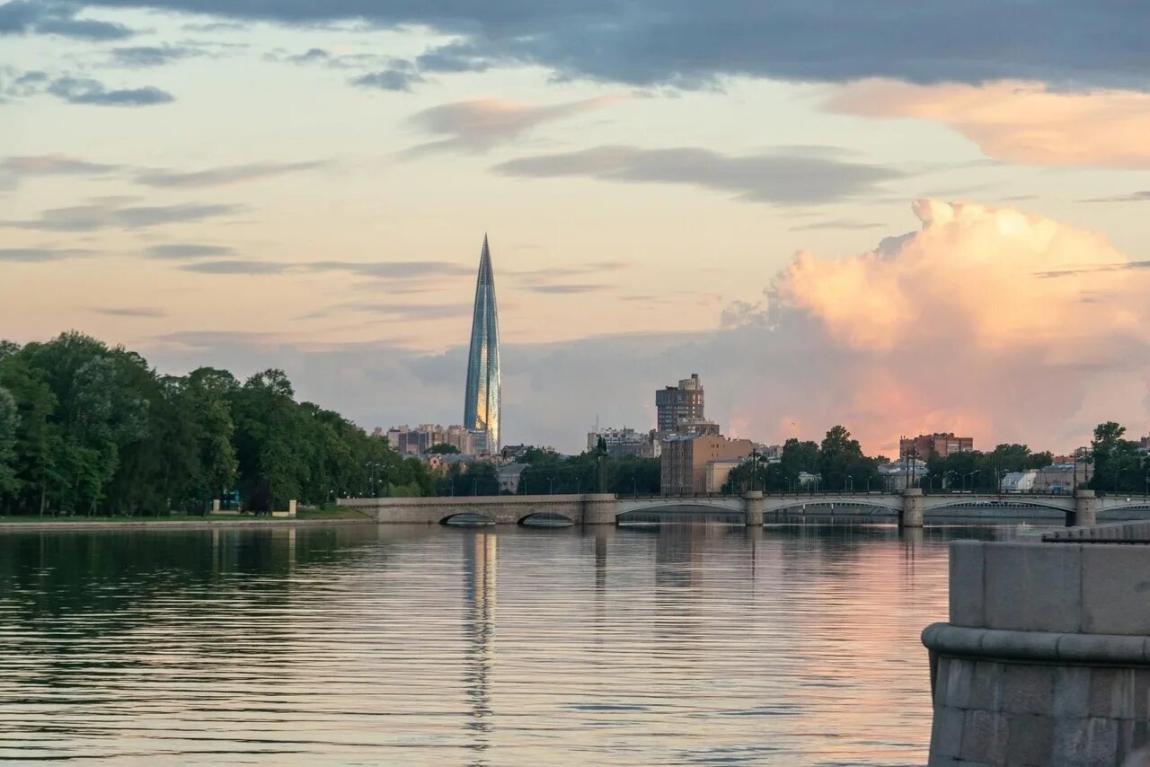 Набережная у Лахта центра. Термальный комплекс у Лахта центра. Лахта центр в тумане. Лахта центр осень.