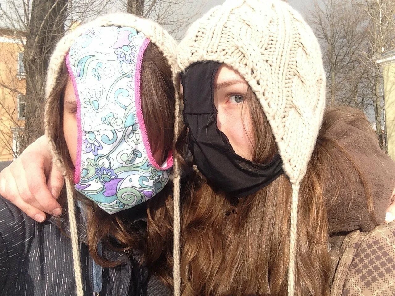 Девушка одевает парню стринги. Девушка с трусами на голове. девочка с трусами на голове. с женскими трусами на голове.