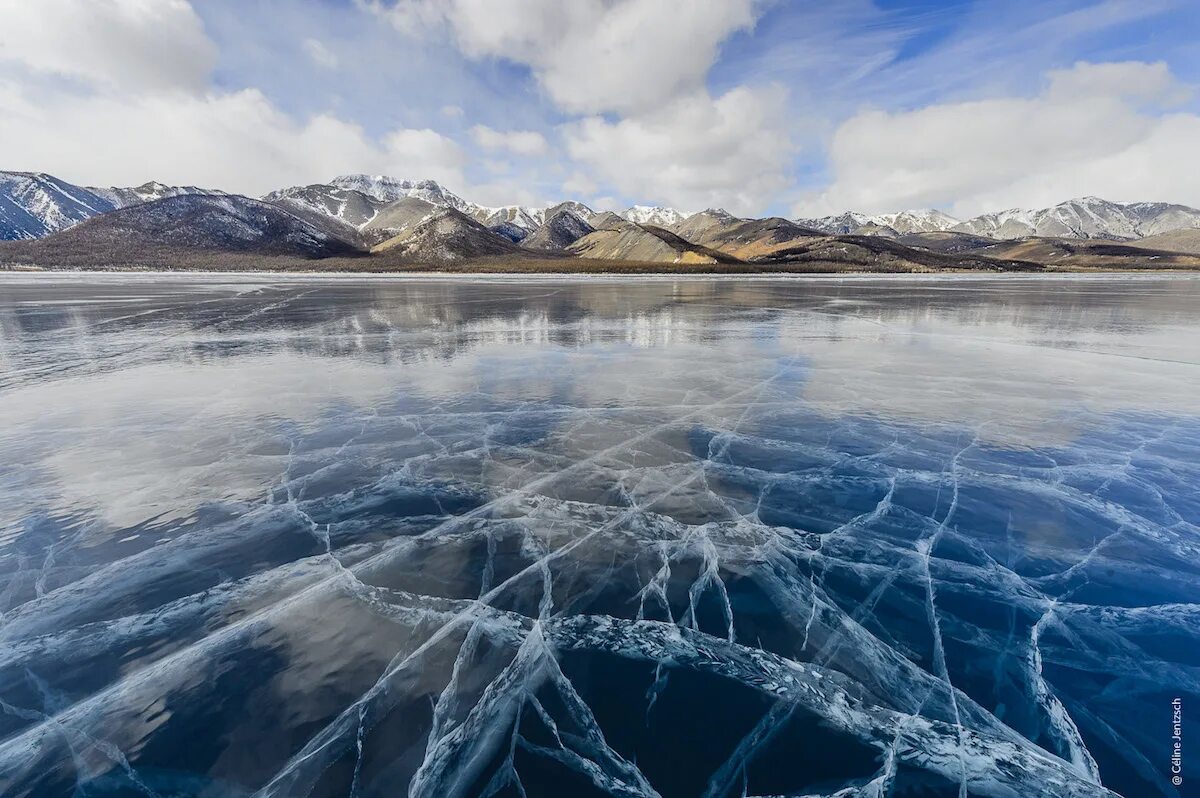 Вековой лед. Айс лейкс. lake baikal замерзшее. ледяное озеро. замерзшее озеро в горах.
