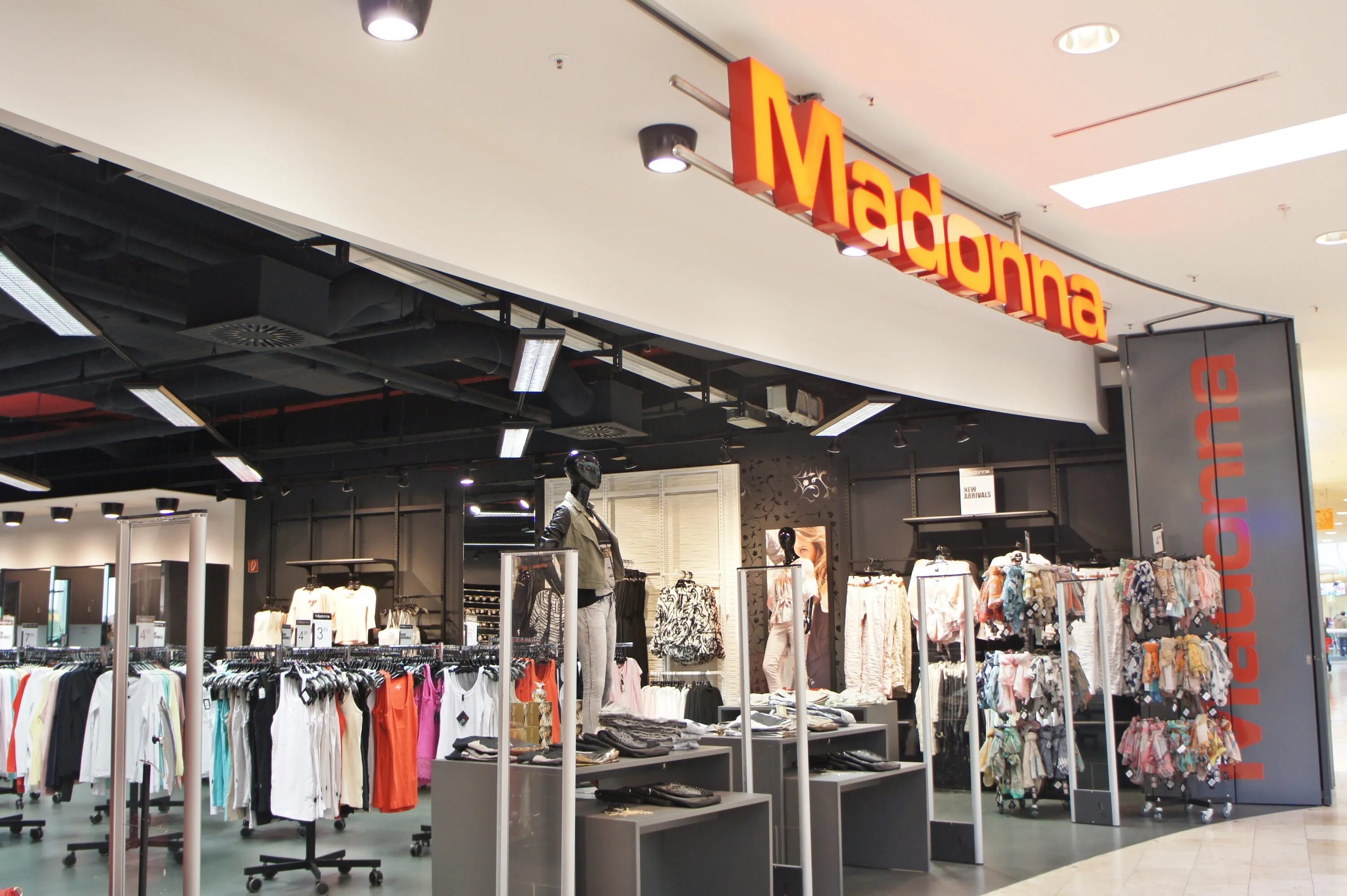 Fashion store design. Интерьер магазина детской одежды. F f одежда пхукет. Торговая одежда. Am fashion store.
