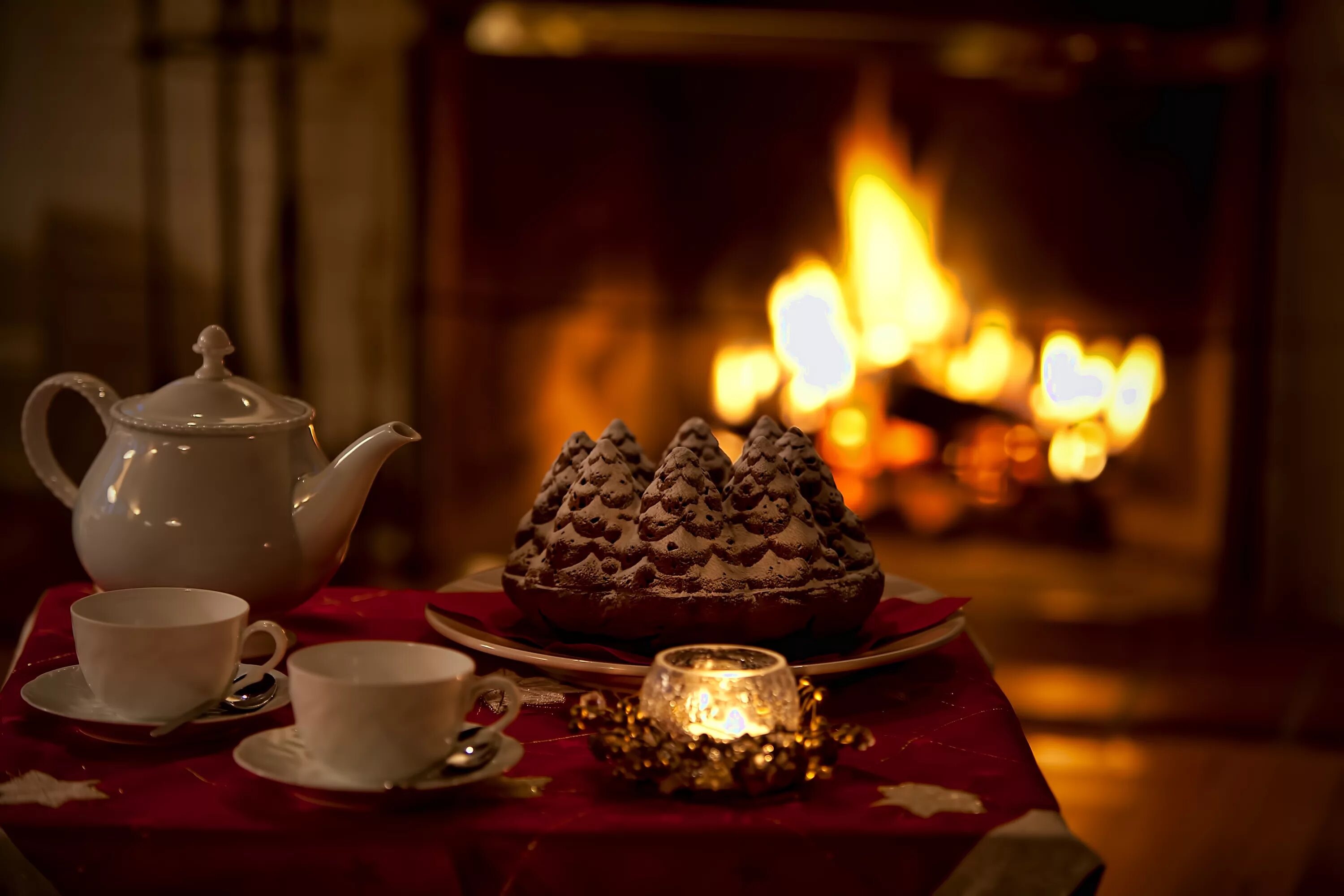 Кофе вечером. Уютного вечера. Плед камин горячий чай. Вечерний чай. Чашка чая у камина.