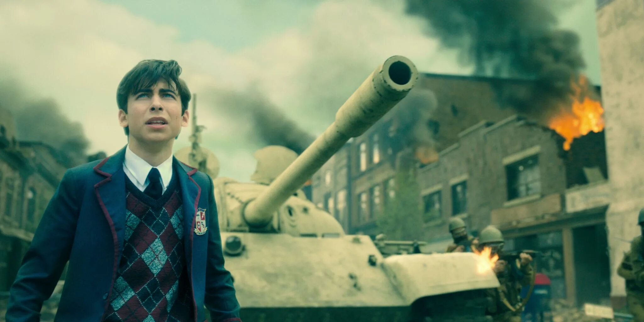 Первая академия 2. Эйдан в сериале Академия Амбрелла. Академия Амбрелла сериал пятый. Эйдан Галлахер Академия Амбрелла. Академия Амбрелла 1 сезон 2 серия.