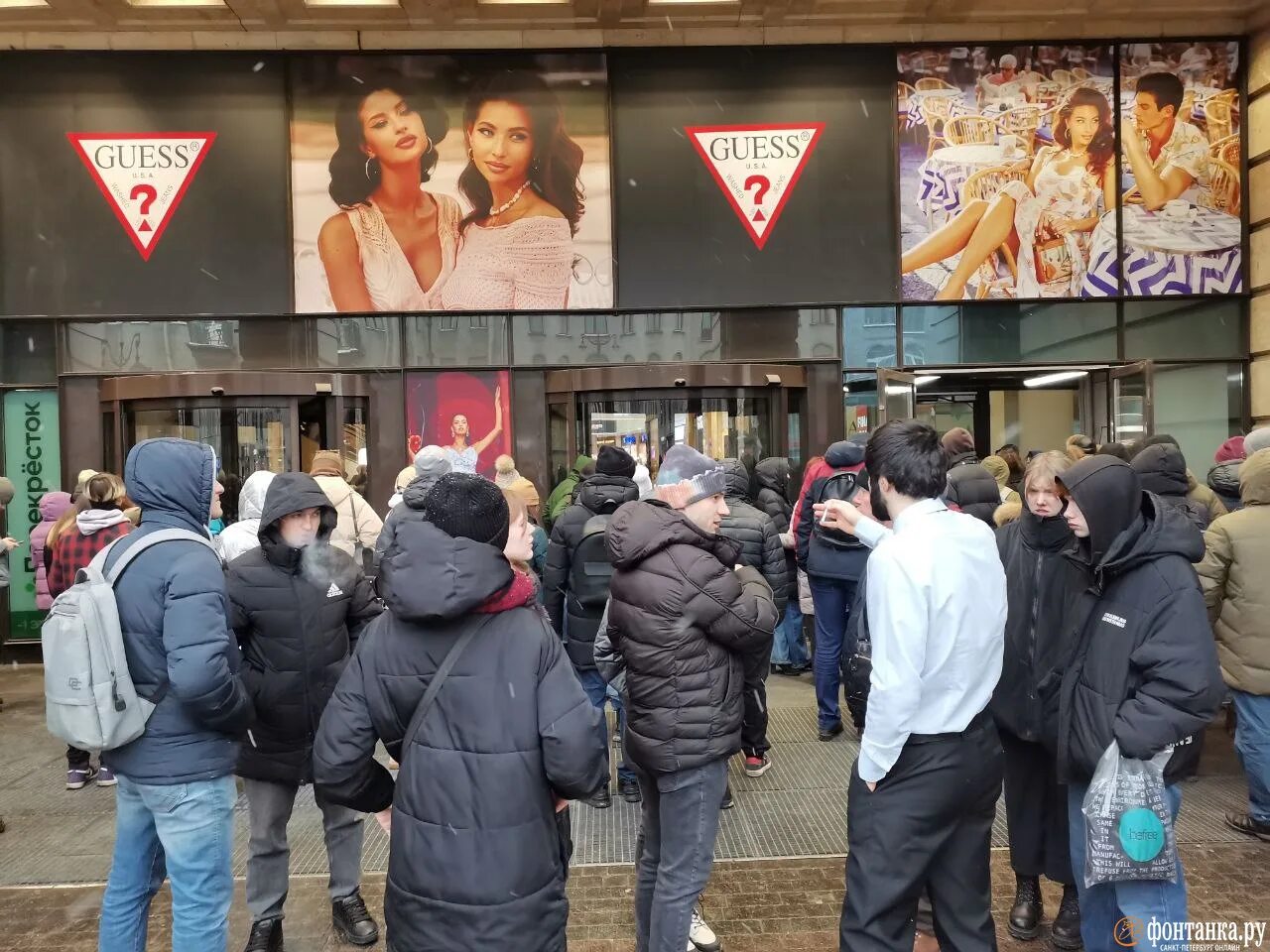 Тц галерея санкт петербург что случилось. Драка в ТРЦ галерея СПБ. Торговый центр. ТЦ галерея события. Галерея СПБ новости.