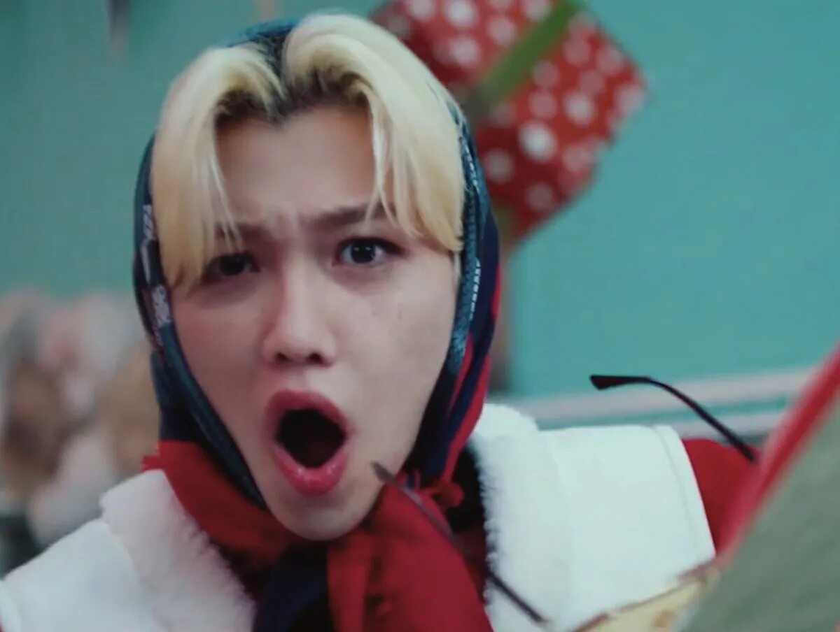 Stray kids christmas eve. Бан чан christmas eve. Stray kids 24 to 25. Песня эвел. Stray kids зима.