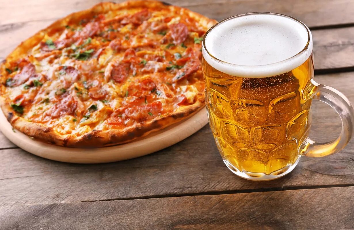 Бокал пива и пицца. Pizza beer. Pizza beer. Пиво и пицца. Закуска к пиву пицца и.