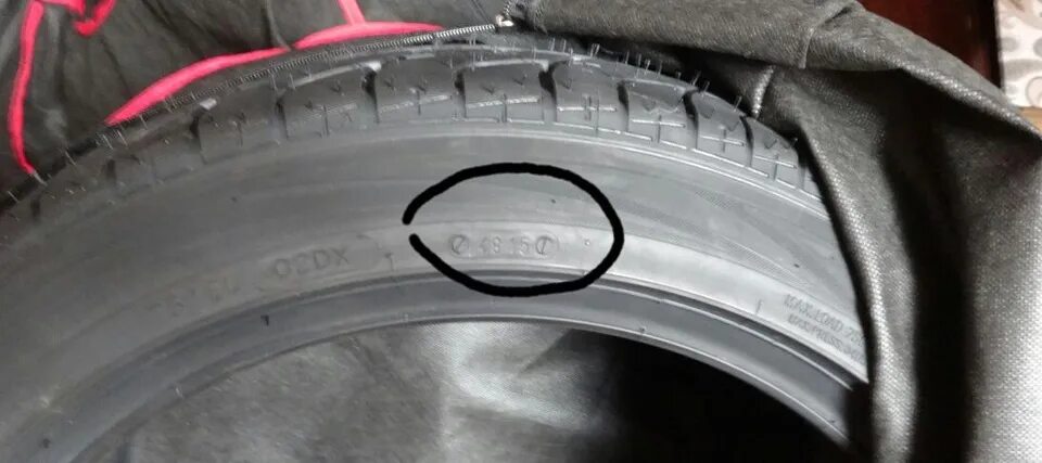 Как определить колеса правые и левые. Шины Bridgestone направление вращения. Правильное направление протектора Данлоп. Направление вращения покрышки. Стрелочки на шинах.