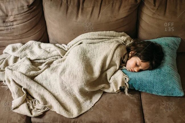 Under sleeping. Natural sleep одеяло. одеяло under gravity. девушка кофта одеяло спящие. under a blanket.