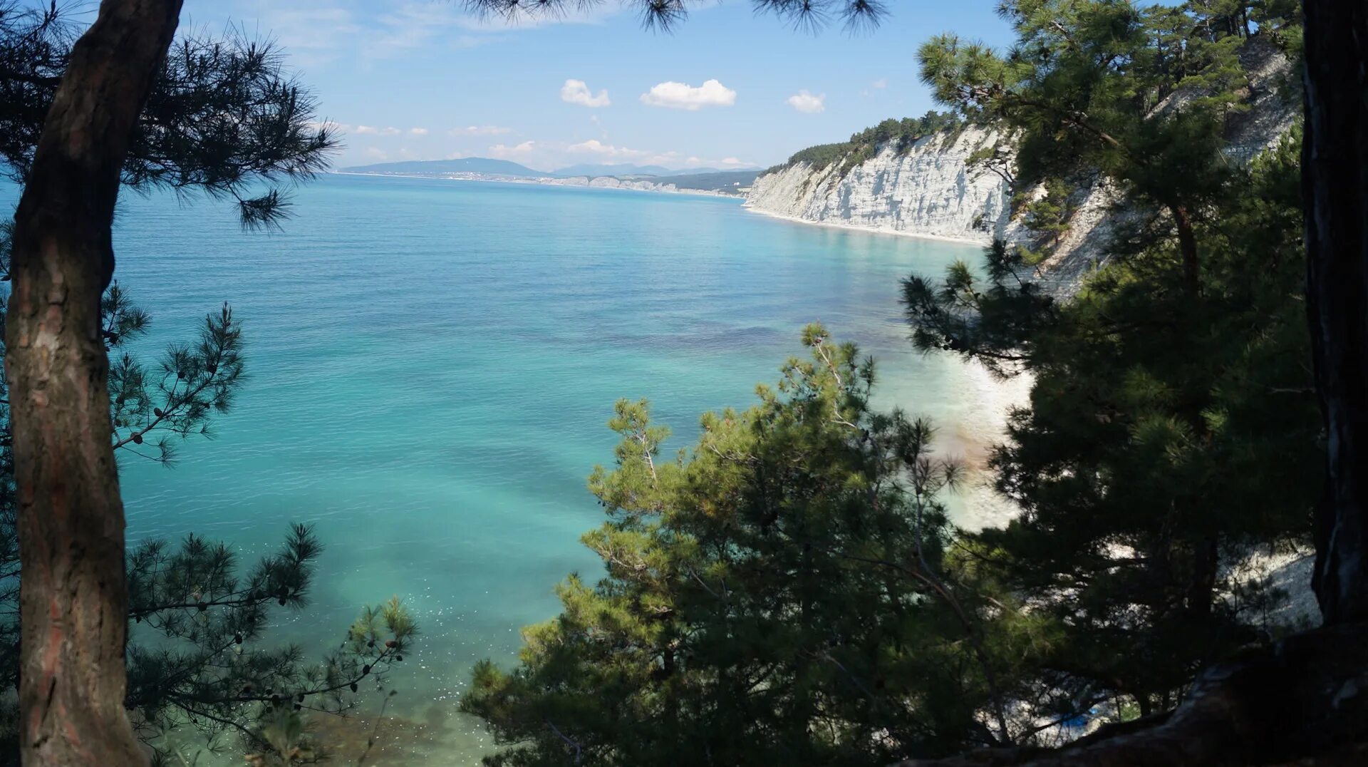 Лучшее побережье черного моря. Черное море бухта Кабардинка. Голубая бухта в Геленджике. Пляж голубая бухта Кабардинка.