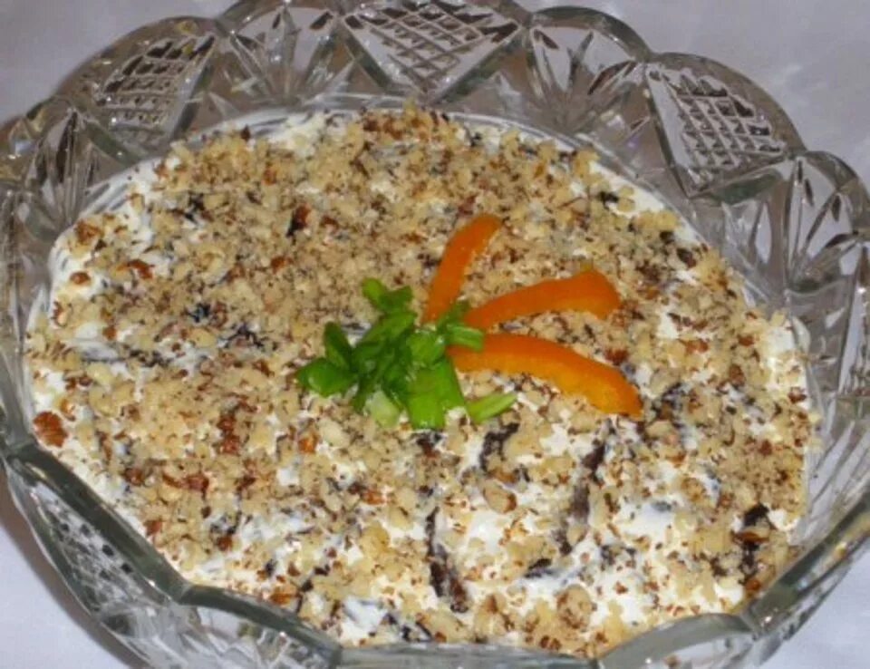 Салат гренадер с черносливом и грецким. Салат с черносливом и курицей и грецкими орехами. армянский салат из курицы. армянский салат из курицы с грецкими орехами и чесноком. салат прага с курицей.