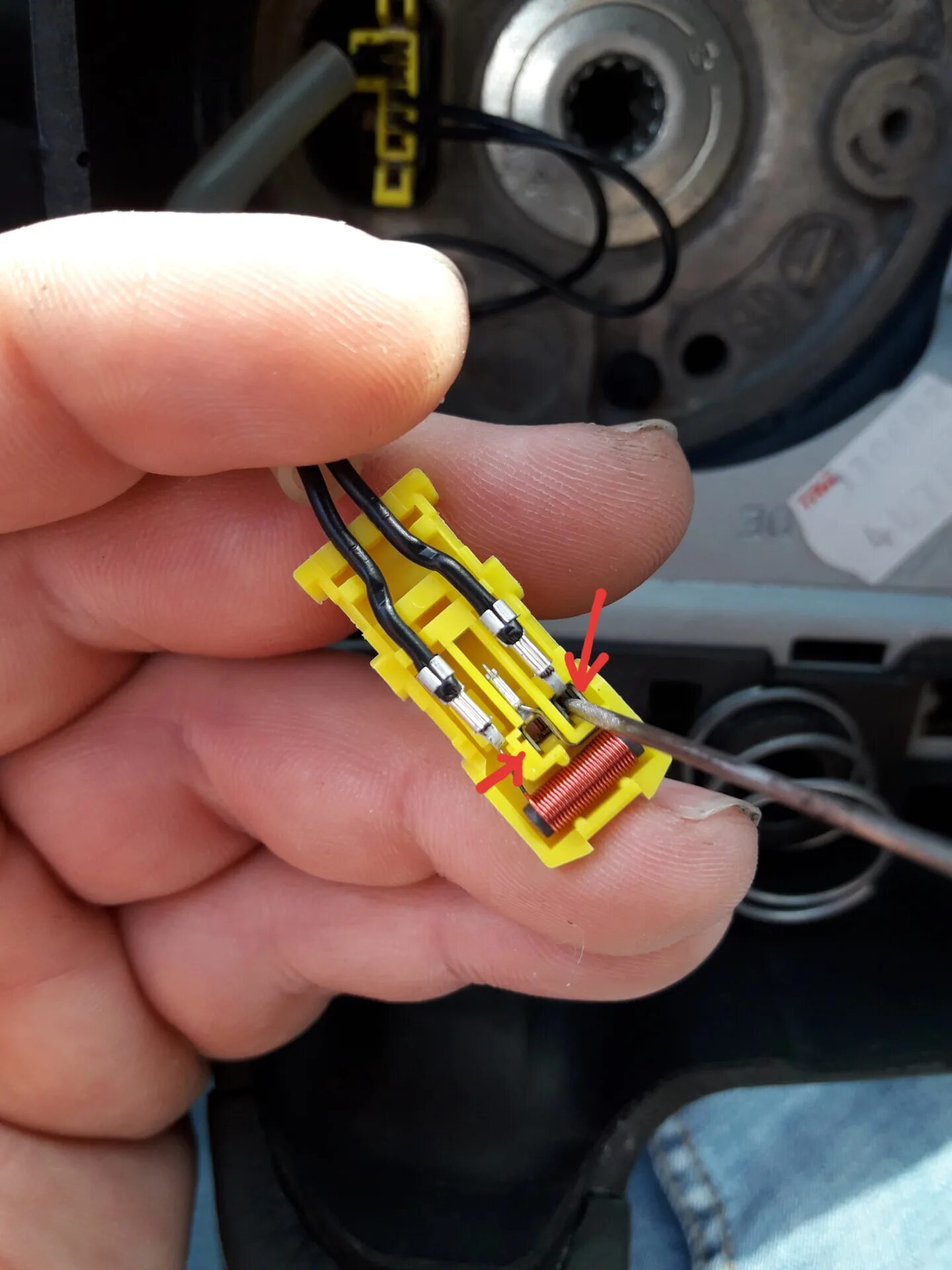 Разъем подушки безопасности skoda yeti. Прозвонка подушки безопасности мультиметром. Резистор для обманки подушки безопасности 2 ом. Обманка подушки безопасности. Разъем подушки безопасности приора 1.