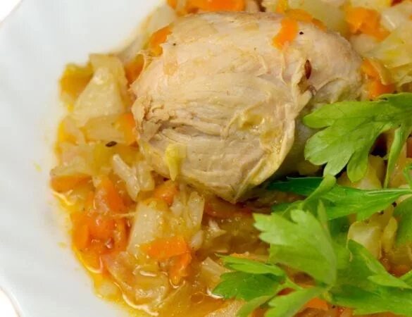 Тушёная капуста с картошкой и курицей. Говядина с кабачками в мультиварке. Солянка картошка капуста мясо лук морковь. Картошка с капустой тушеная на сковороде. Тушёная капуста с картошкой и курицей в мультиварке.