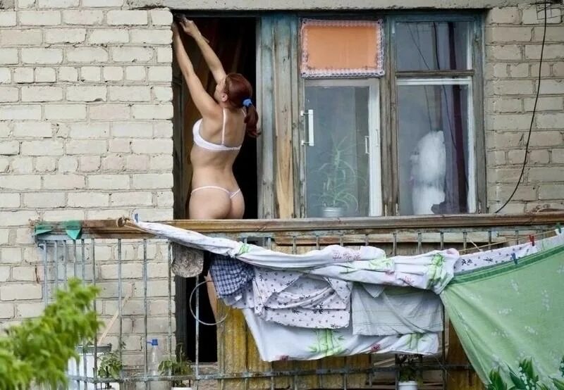 Подглядели В Окна За Голыми Девушками