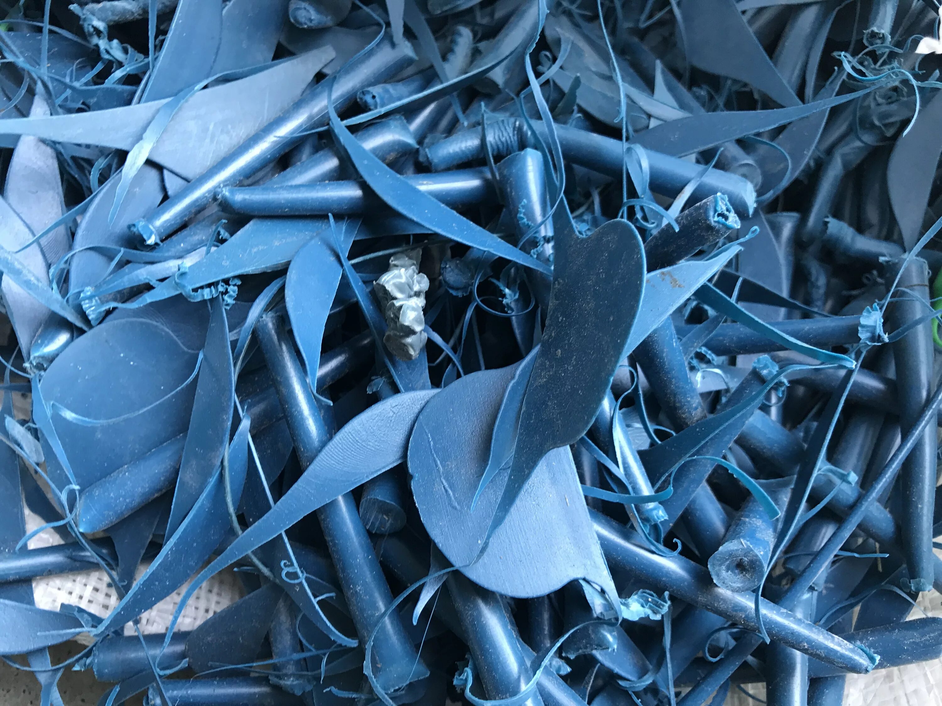 Полимерные отходы. Пластиковые ящики отходы. Пластиковые отходы. Пластик вторсырье. Пластиковые отходы утилизация.