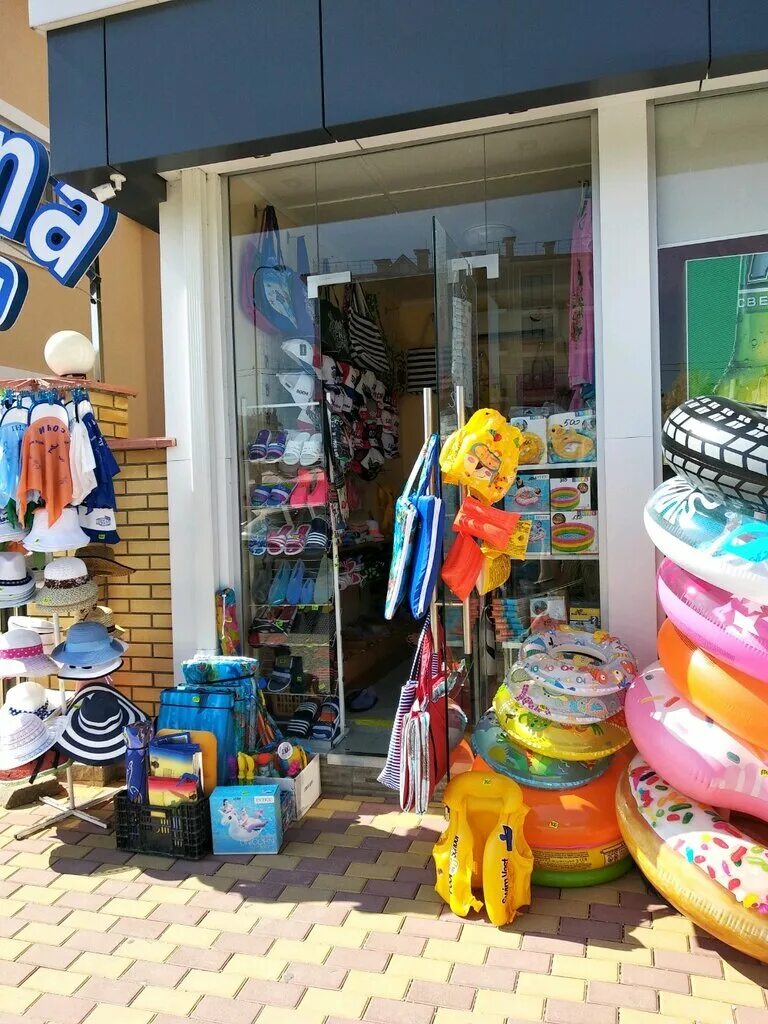 курортные товары. ассортимент пляжного магазина. пляжный магазин. пляжный магазин. магазин на пляже.