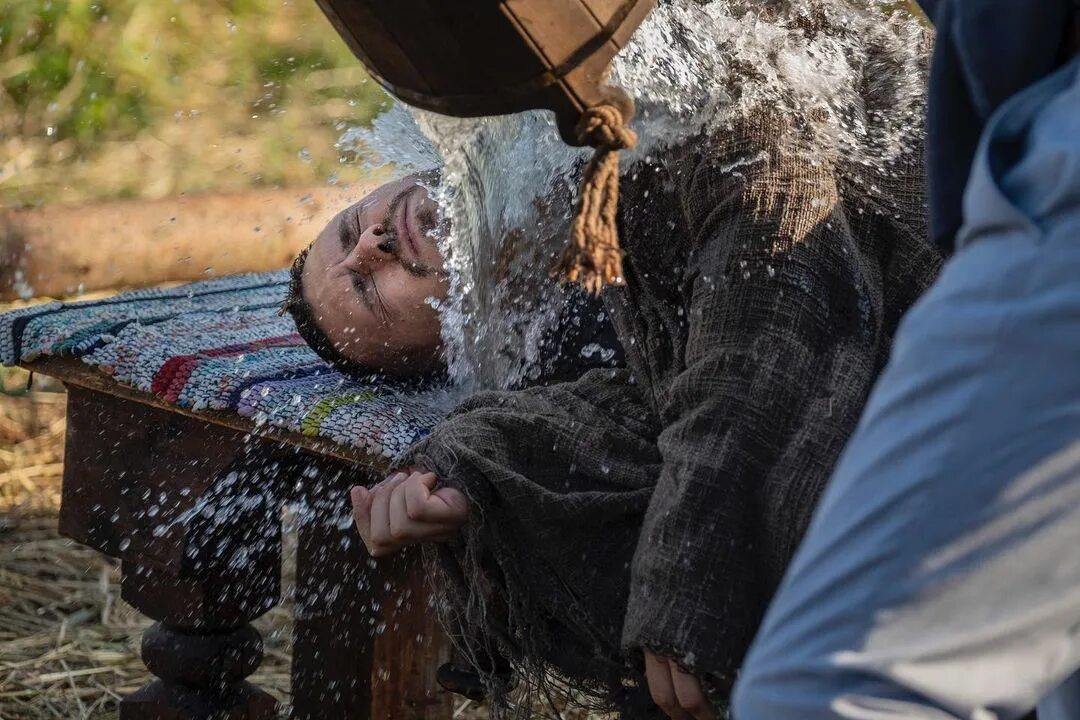 Кино деревня в псковской области. Кадр из фильма. Милош бикович холоп. Самые хорошие актёры новых фильмов. Холоп алексей барчук.