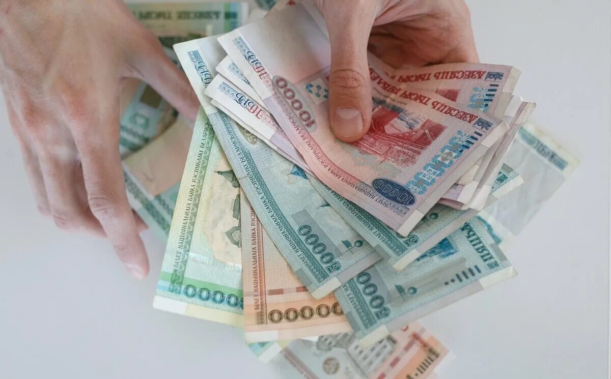 Белорусские деньги в руках. Кошелек с белорусскими деньгами. Зарплата. Белорусские деньги. Зарплата.