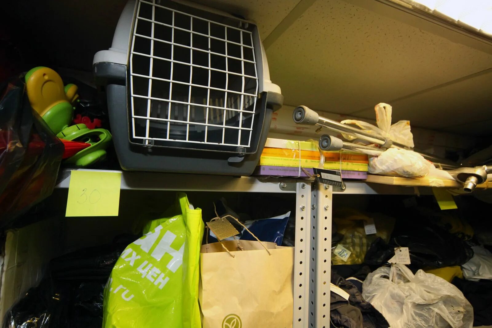 Как найти забытые вещи в автобусе. Забытые вещи в автобусе. Забытые вещи в транспорте. Забытые вещи в автобусе. Потерянные вещи.