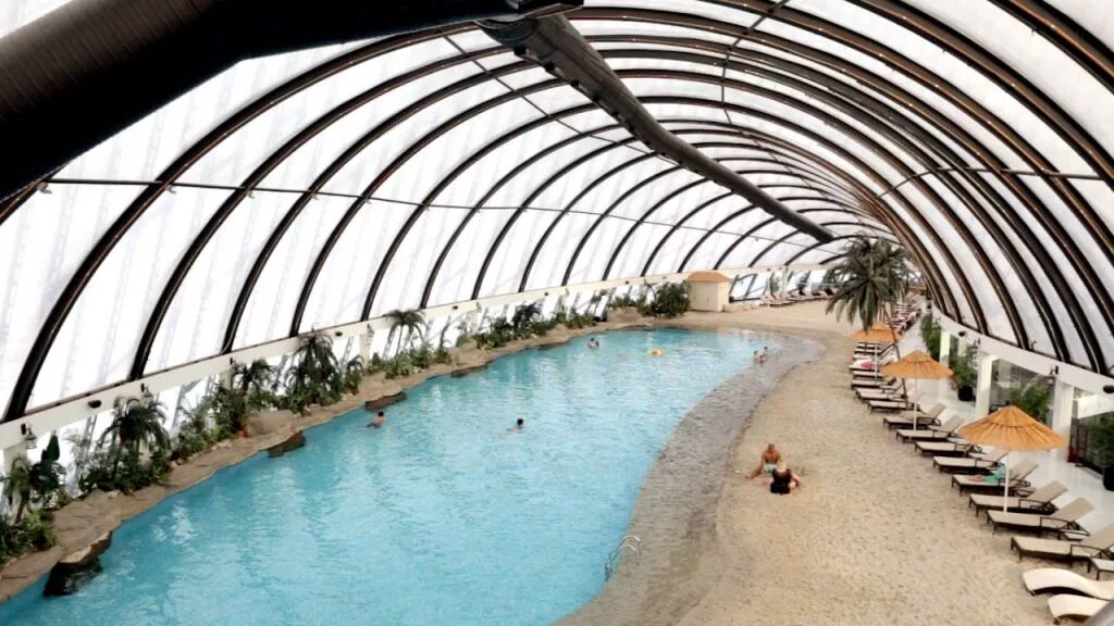 Хан шатыр астана бассейн. Хан шатыр бассейн. Пляж в астане в хан шатыре. Хан шатыр пляж. Хан шатыр астана пляж.