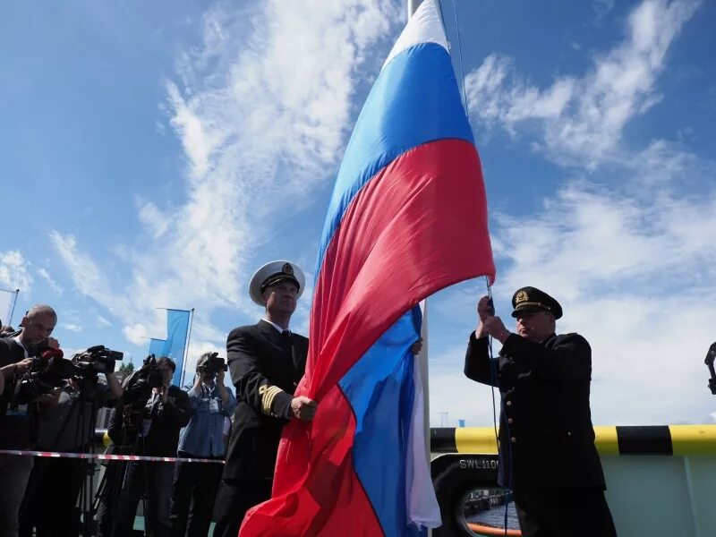 Торжественное поднятие флага. Где поднимают флаг. Флаг хабаоровскогокрая. Где поднимают флаг. Поднятие государственного флага.