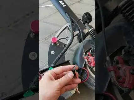 Электросамокат выключается