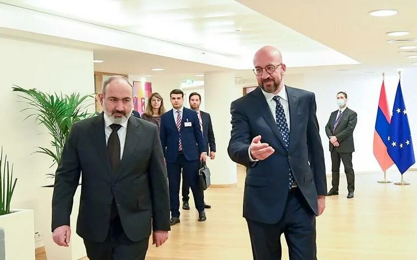 Разговор пашиняна. Разговор пашиняна. Никол пашинян масон. Никол пашинян предатель. Армяне беседа.