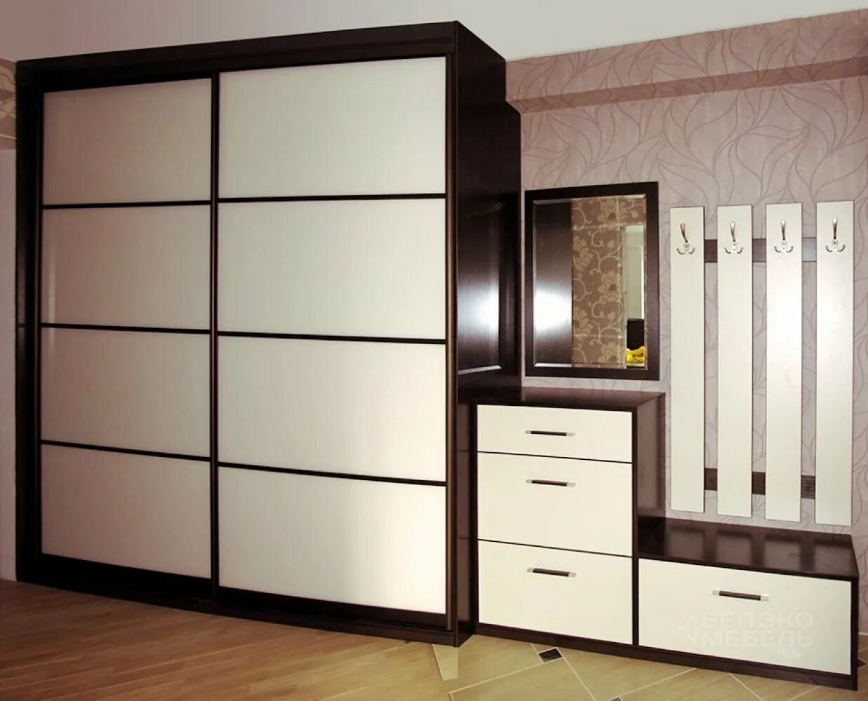 Шкаф купе в коридор. Шкаф-купе в прихожую встроенный. Шкаф-купе в прихожую. Встроенные прихожие. Большой шкаф в прихожую.