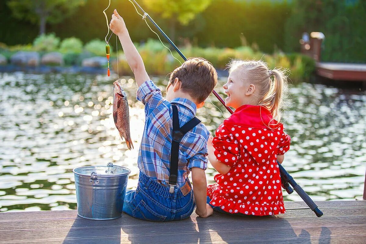 Дом друзей рыбалка. Дети ловят рыбу. Рыба для детей. Ловить рыбу. Удочка для детей.