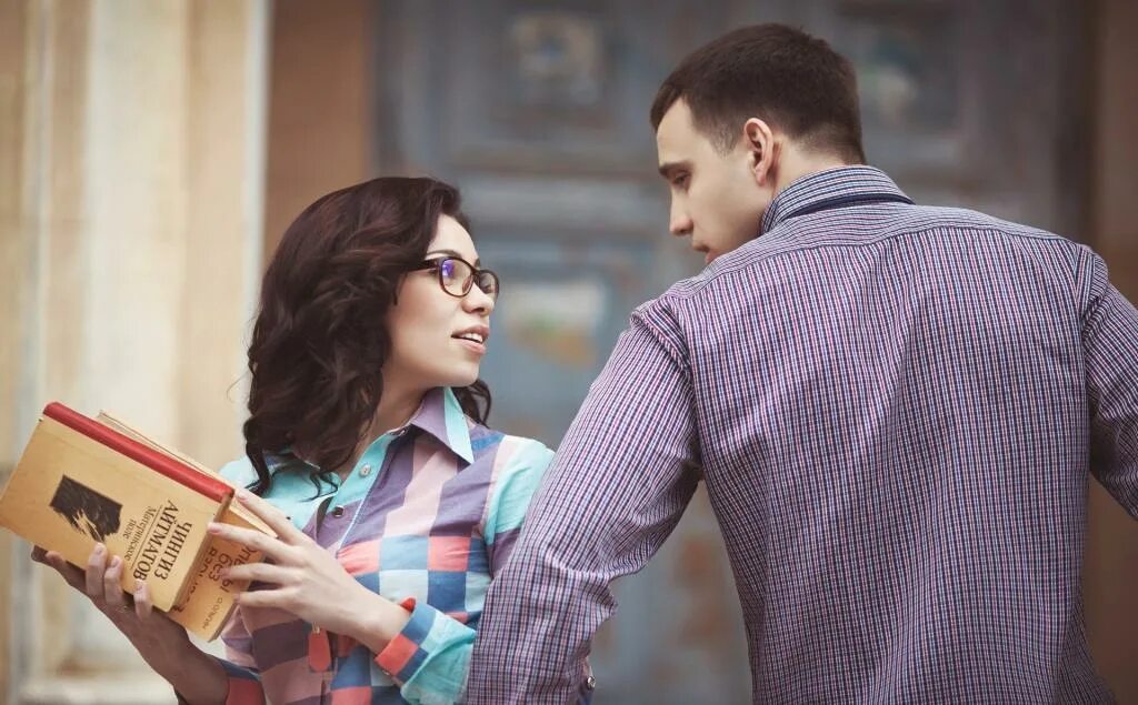 Подруги встретились. Скотт иствуд и бритт робертсон дальняя дорога. Со случайной девушкой. Со случайной девушкой. Случайные девушки на улице.