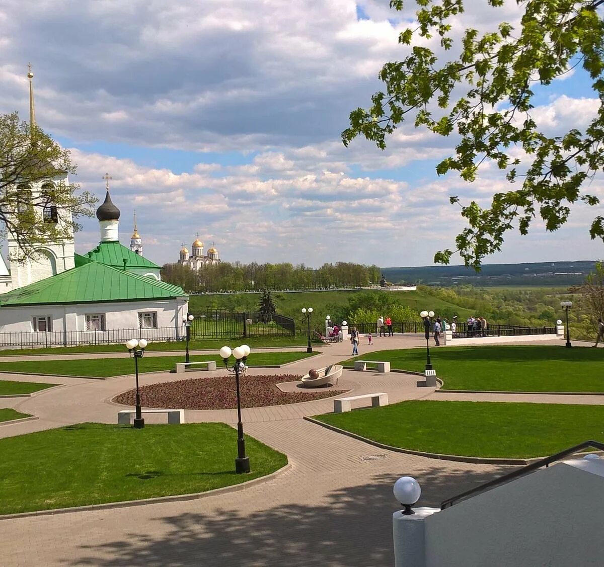 Где то во владимире. Памятник владимирской вишне во владимире. спасский холм и водонапорная башня во владимире.