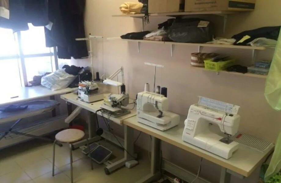 Мастерские швейных машинок. Оборудование для швейной мастерской. Швейные мастерские ателье. Рабочее место швеи в ателье. Помещение для шитья.
