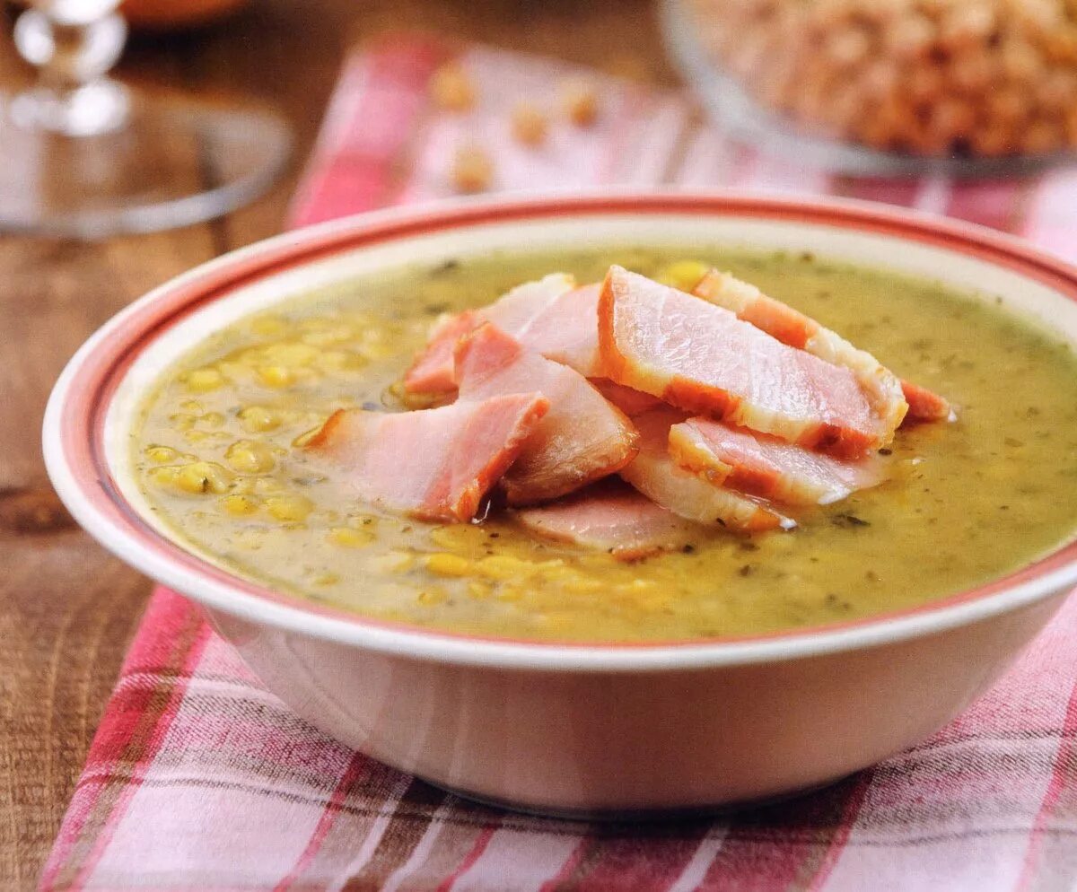Простой суп с мясом свинины. Швеция гороховый суп. гороховая каша с беконом. суп гороховый с мясом свинины. гороховый суп со свининой.