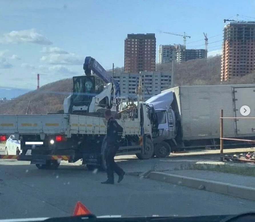 Грузовички владивосток. Владивосток Грузовики. Перекресток на Снеговой Пади Владивосток. Грузовичок из Владивостока. Лобовые столкновения грузовиков видео.