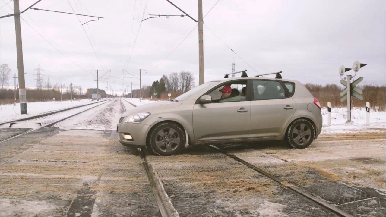 Железнодорожный переезд не прощает ошибок. Двор ошибок не прощает. Переезд был ошибкой страшилка. Машина не может переехать бугор.