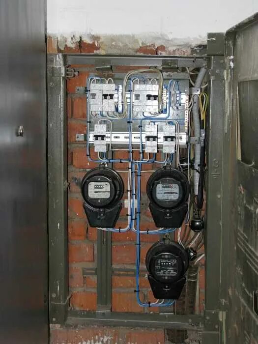 Щит этажный квартирный расключение. Электрощит на 4 счетчика. Щит этажный щэ-4. Поэтажный щит электроснабжения. Щиток в многоквартирном доме.