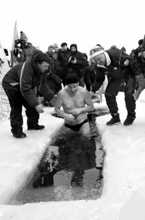 Люди в ледяной воде