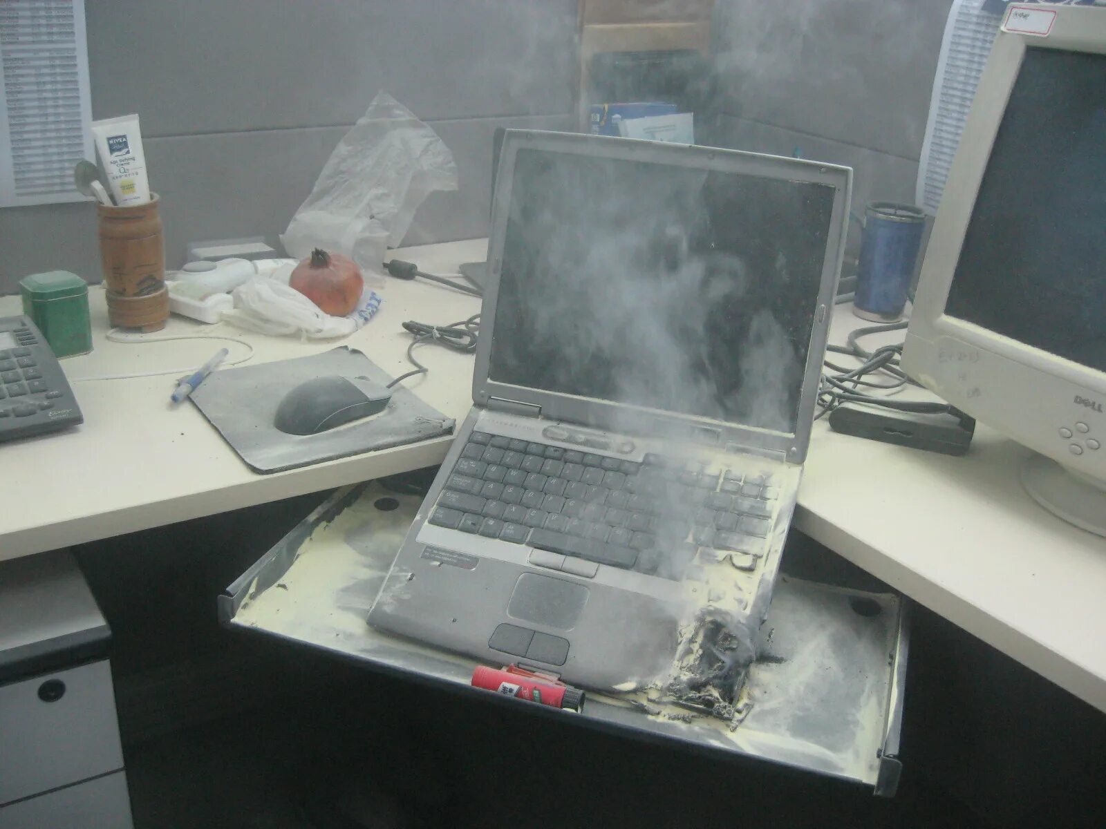 Разрушать пк. Разбитый комп. Сломанный компьютер. Сломанный ноутбук. Разбитый ноутбук.